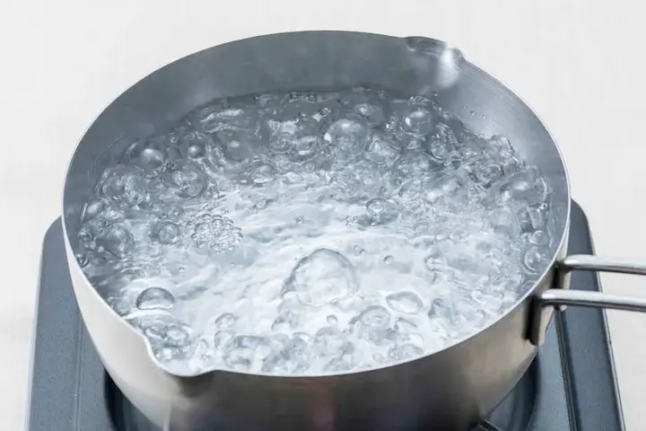 鍋に入った水が沸騰