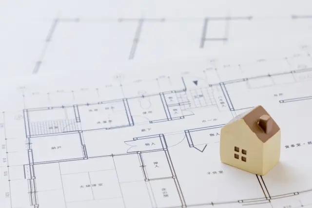 設計図の上に家の模型
