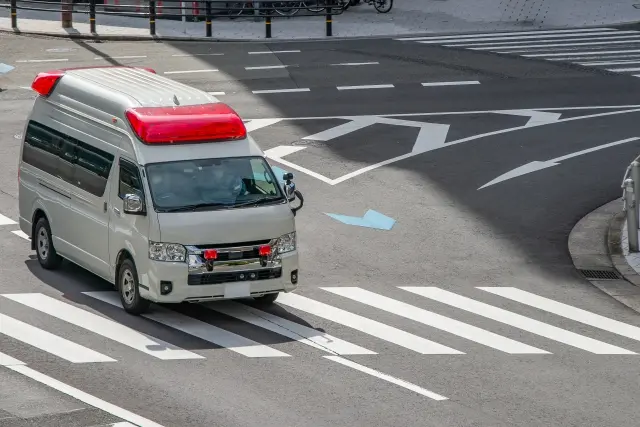 道路を走る救急車