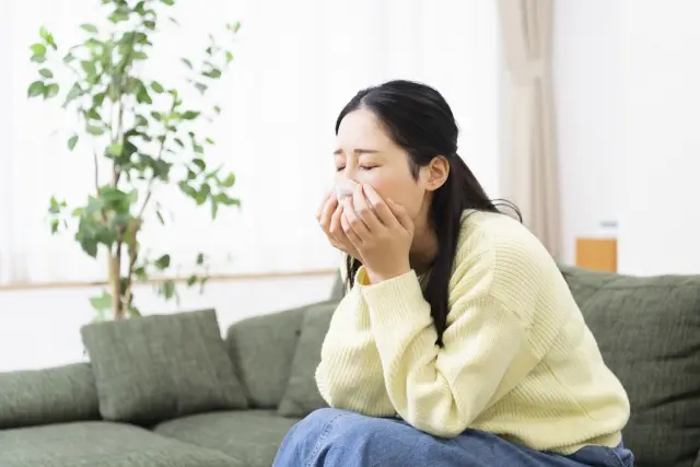 女性がくしゃみしている様子