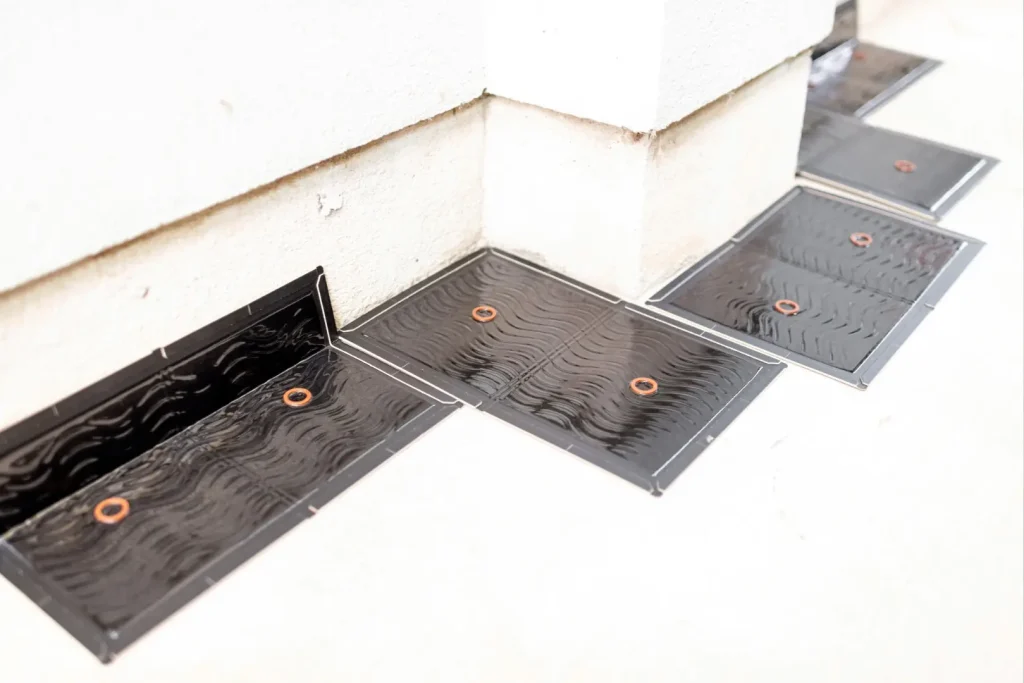 壁際に引き詰められた粘着シート