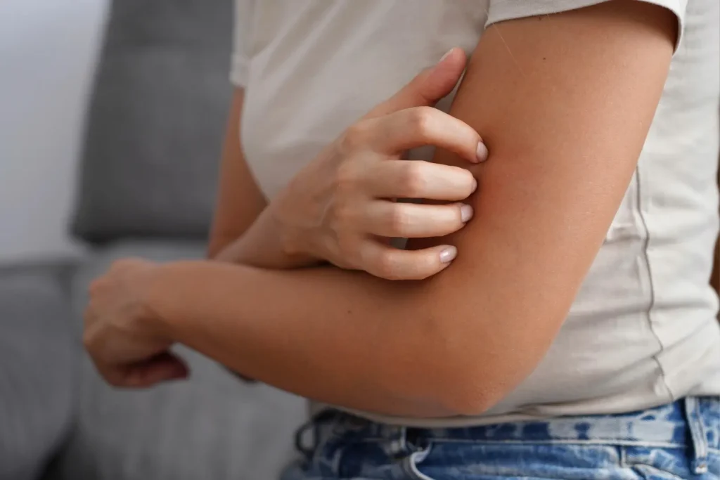 二の腕を描く女性