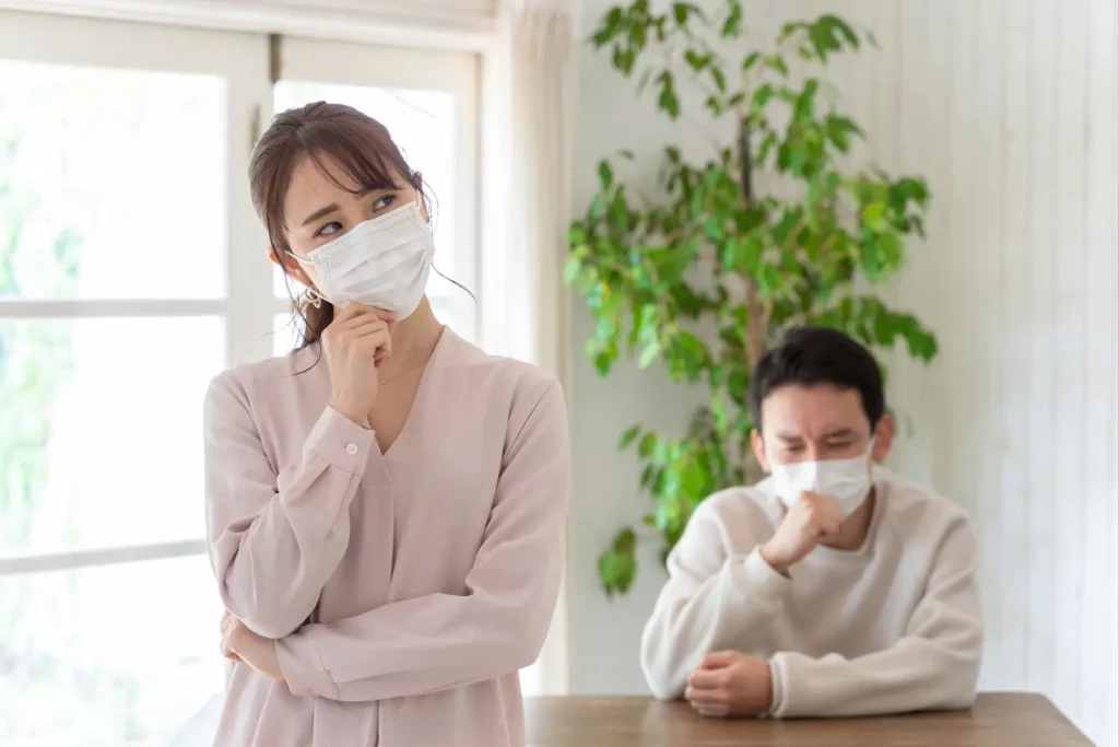 マスク姿の男女が顎に手を当て考える