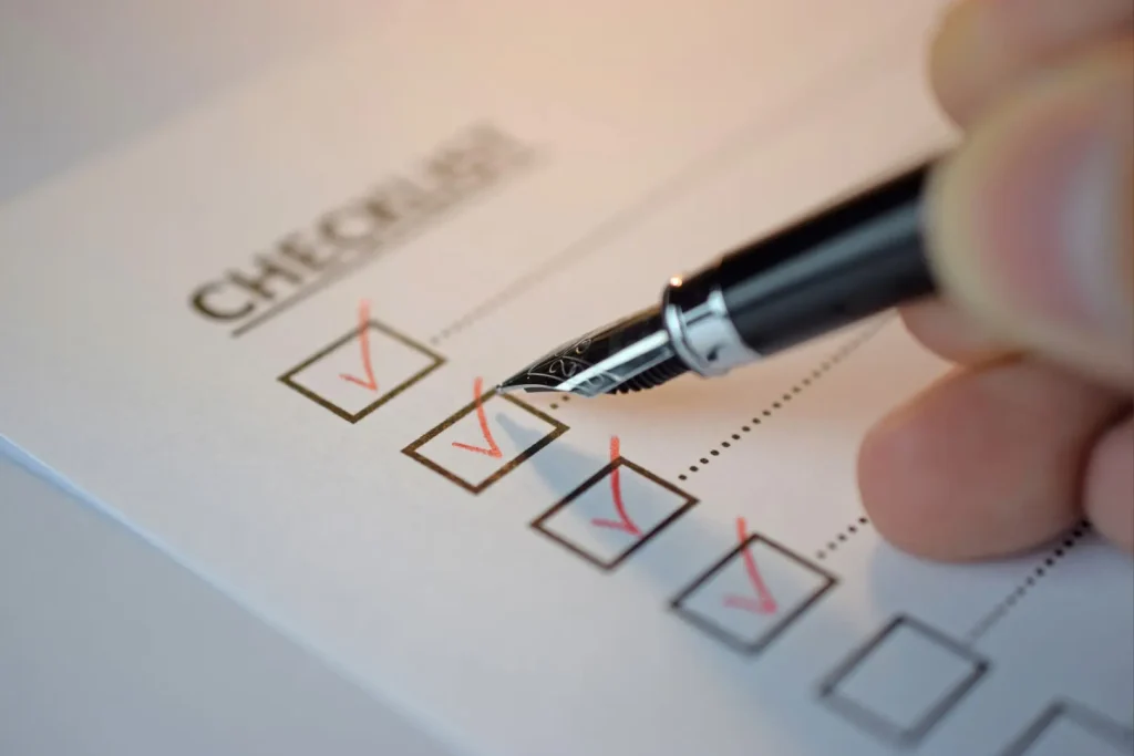 チェックシートにチェックする様子