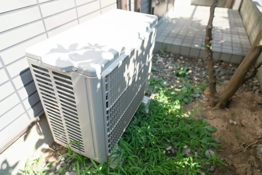 立ちおろしで取り付けられた室外機