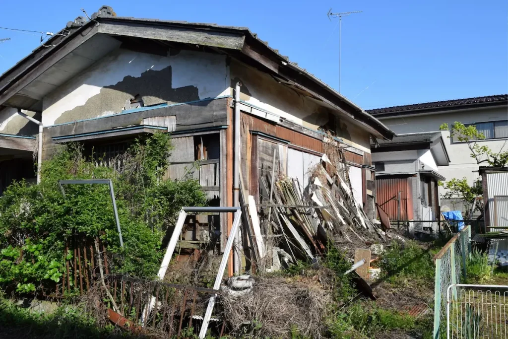 老朽化が進んだ空き家の外観