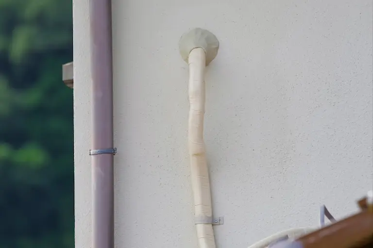 外壁のエアコン配管