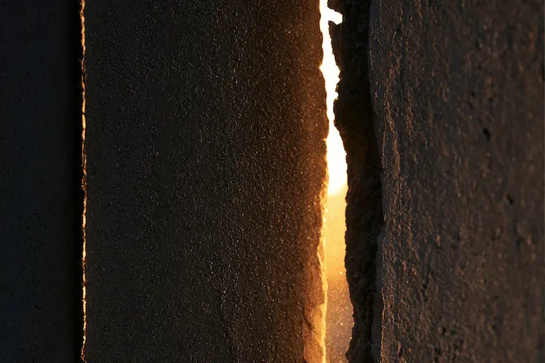 隙間から見える日差し