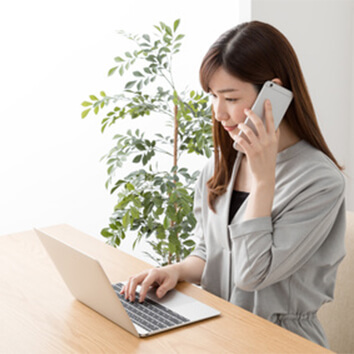 電話でお問い合わせする様子